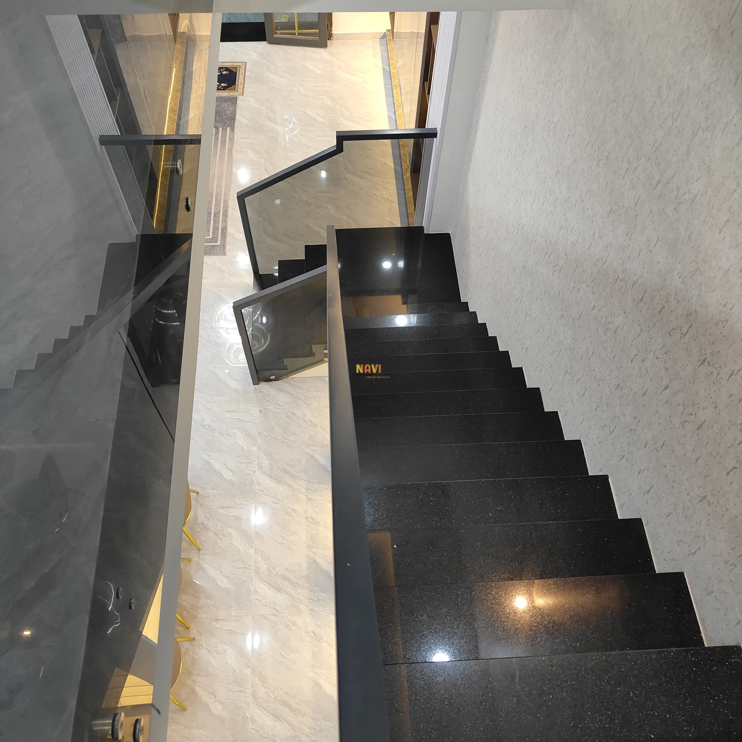 Mẫu đá kim sa trung kết hợp với cầu than kính