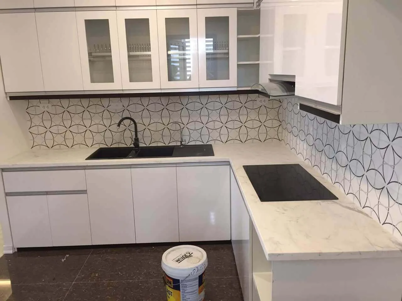 thi công bếp đá hoa cương